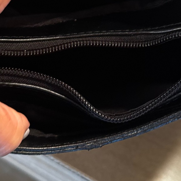 Liz Claiborne Classic Black Shoulder Bag - Picture 6 of 9